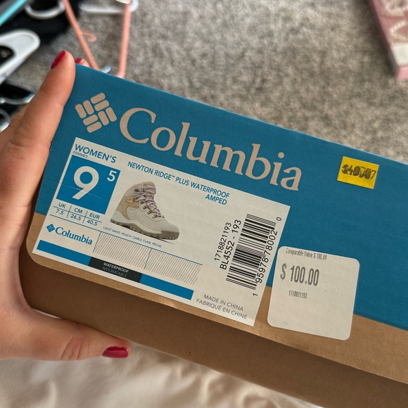 Brand New - Columbia Hiking Boots - Picture 2 of 2
